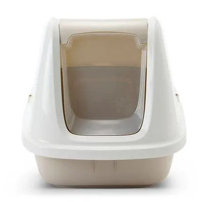 Kattenbak met hoge rand en transparante klep, gemaakt van beige en wit plastic. De ingang is aan de voorkant zichtbaar.