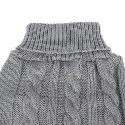 Pull torsadé gris pour animal, col roulé en maille épaisse, motif tricot visible. Matière : tissu.