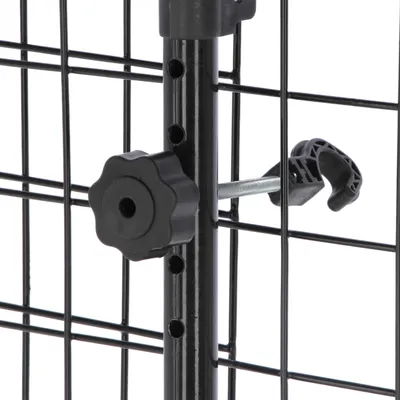 Détail d’un système de fixation en métal noir avec molette et grille, montrant le mécanisme d’assemblage d’une barrière ou d’un parc pour animaux.
