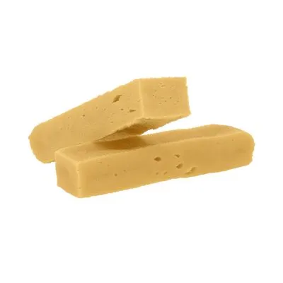 Twee rechthoekige, lichtgele kauwstaven zonder zichtbare verpakking of merknaam.