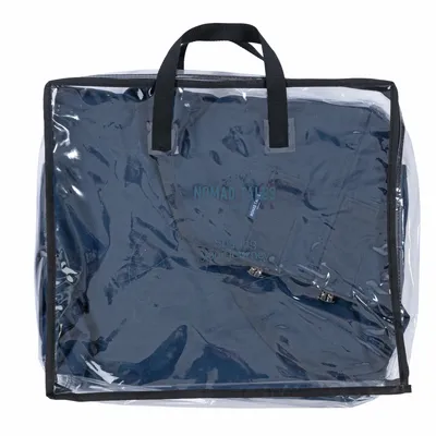 Nomad Tales Tasche in Dunkelblau, verpackt in transparenter Kunststoffhülle mit Tragegriffen. Sichtbarer Text: 'Sharing your journey'.