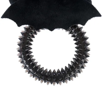Anello gioco nero con punte appuntite e inserto in peluche a forma di pipistrello.