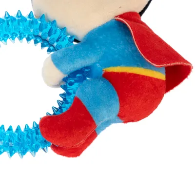 Giocattolo in plastica blu con nodi e figura in peluche con costume da supereroe, rosso-blu con cintura gialla e mantello rosso.