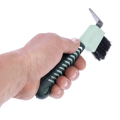Hand hält eine Bürste mit schwarzem Borstenkopf und Metallhaken, ergonomischer Griff in Schwarz und Grün.