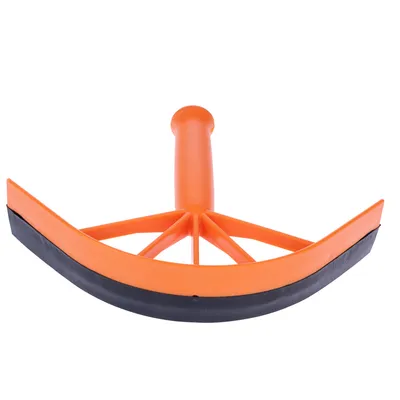 Oranžen ročaj iz plastike s črnim gumijastim robom, primeren za čiščenje gladkih površin.