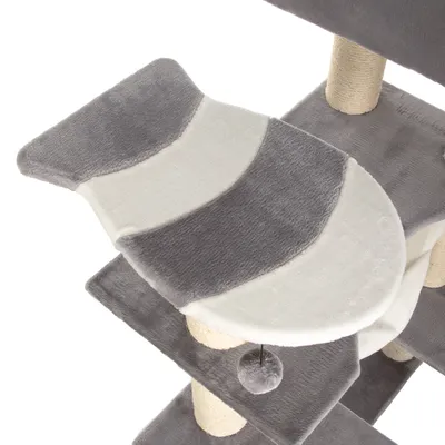 Plateforme grise et blanche en tissu doux avec poteaux en sisal et balle suspendue, partie d’un arbre à chat visible sur l’image.