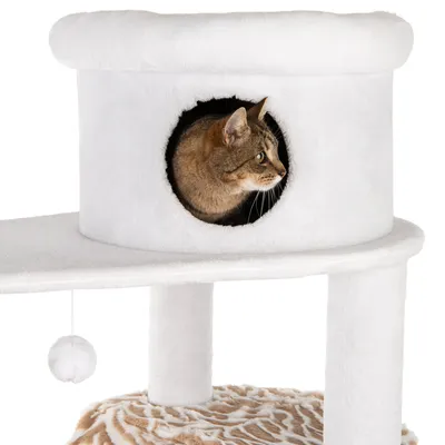 Mačka u bijeloj kućici na drvetu za penjanje s platformom i visećom lopticom za igru. Površina od tkanine, donja podloga s uzorkom.