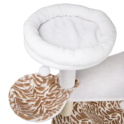 Dio penjalice za mačke s bijelim plišanim ležajem, smeđim ležajem sa životinjskim uzorkom i visećom bijelom lopticom. Vidljive su tkanina i sisal.