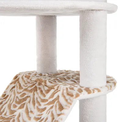 Dio penjalice za mačke s bijelim stupovima i platformom prekrivenom tkaninom sa smeđim i bijelim uzorkom. Materijal: tkanina, umjetno krzno.