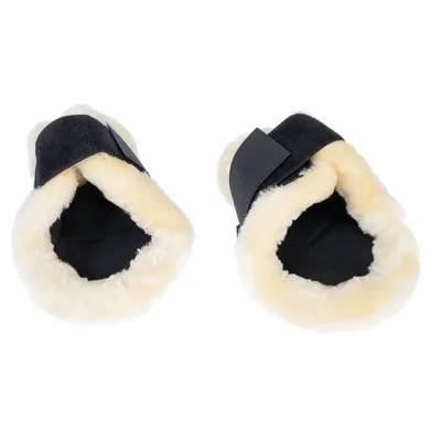 Paire de chaussons pour animal, intérieur en fausse fourrure beige, extérieur noir avec fermeture à scratch visible.