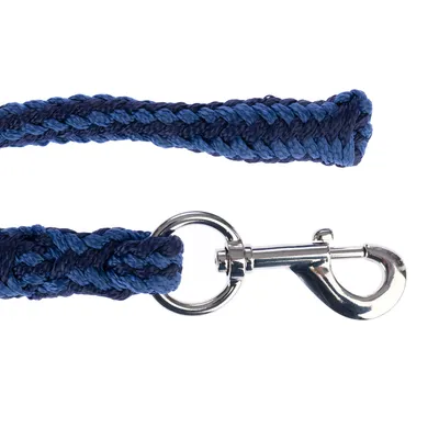 Laisse tressée bleu foncé et bleu clair avec mousqueton en métal argenté, vue sur le détail de la corde et du crochet d’attache.