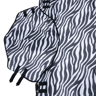 Coperta per cavalli con motivo zebrato, cinghie e fibbie regolabili, adatta per una tenuta sicura.