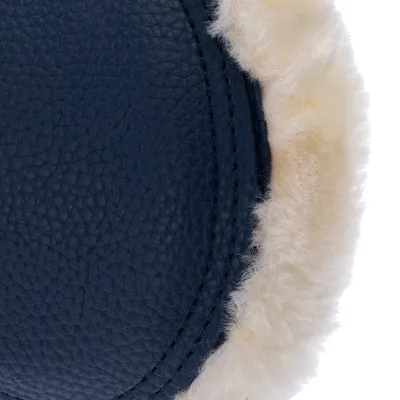 Gros plan sur une surface en similicuir bleu avec bordure en fausse fourrure blanche, couture visible. Matériaux : similicuir et fausse fourrure.