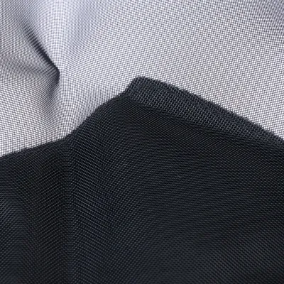 Primo piano di un materiale a rete nero, adatto per accessori per animali o dispositivi di protezione.