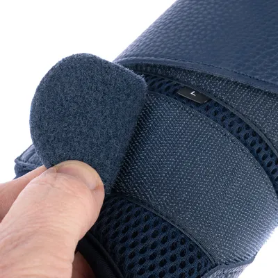 Nahaufnahme eines Klettverschlusses an einem dunkelblauen Produkt mit der Grössenkennzeichnung 'L'.