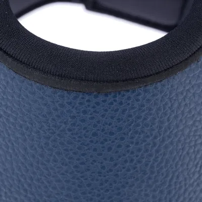 Nahaufnahme eines blauen, strukturierten Materials mit schwarzem Rand, möglicherweise Teil eines Tierzubehörs.