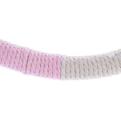 Nahaufnahme eines Seils mit rosa und weissen Abschnitten, geeignet für Spielzeug oder Zubehör.