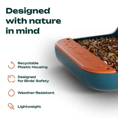 Dozownik karmy dla ptaków z obudową z recyklingowanego plastiku, odporny na warunki atmosferyczne, lekki i bezpieczny dla ptaków. Tekst: Designed with nature in mind.
