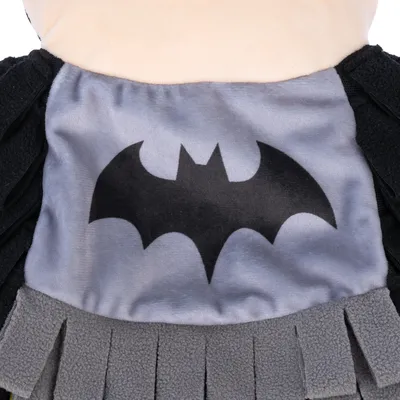 Design in tessuto grigio con logo Batman nero, parte di un costume o accessorio.