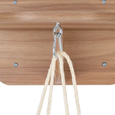 Holzplatte mit Metallhaken und Karabiner, daran befestigte Naturseile. Geeignet für die Montage von Zubehör oder Spielzeug.