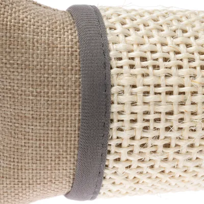 Close-up van een krabpaaltouw van sisal met grijze stoffen band. Toont de structuur en materiaalkwaliteit van het product.