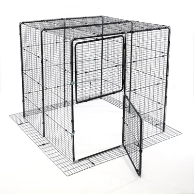Metallgehege mit Gitterwänden, Tür und Bodenplatte. Gehege ist rechteckig und schwarz, geeignet für sichere Abgrenzung.