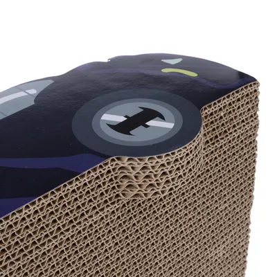 Krabplank van golfkarton met auto-motief en zwart wielontwerp aan de bovenkant.