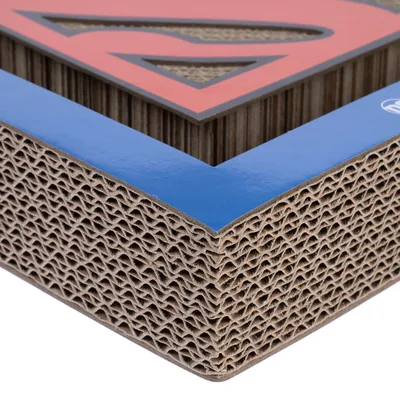 Krabplank van golfkarton met blauw en rood design, geschikt voor de verzorging van kattennagels.