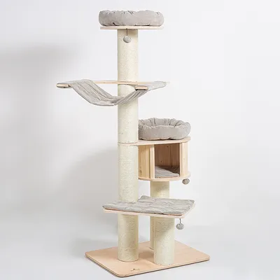 Kratzbaum aus Holz mit mehreren Ebenen, Hängematte, gepolsterten Liegeflächen und Höhle. Beige Polsterung und Sisal umwickelte Säulen.