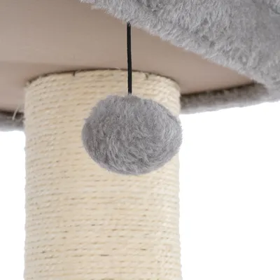 Balle en peluche grise sur une corde, fixée à un arbre à chat avec un poteau enroulé de sisal.