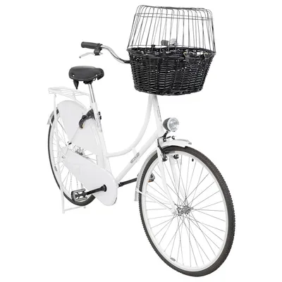 Cestino nero in vimini con griglia di sicurezza montato su bicicletta bianca, adatto al trasporto di piccoli animali. Bicicletta non inclusa.