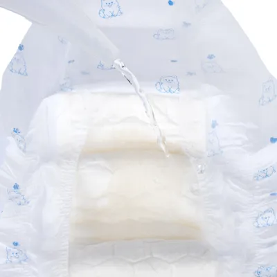 Close-up van een absorberende laag met water dat erop wordt gegoten. Toont het vloeistofopnamevermogen van het product.