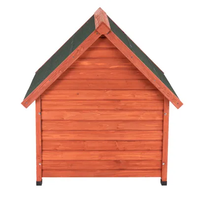 Houten hondenhok met groen dak en weerbestendige materialen, rechthoekige vorm met puntgevel.