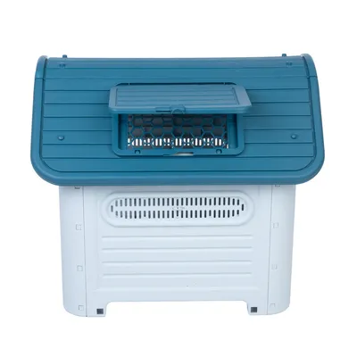 Plastový domek pro domácí mazlíčky s modrou střechou, ventilačními otvory a mřížkovým oknem pro větrání.