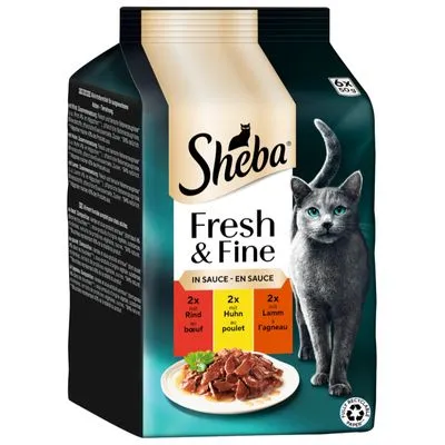 Sheba Fresh & Fine in Saus, 6x50g: 2x rund, 2x kip, 2x lam. Afbeelding van natvoer op een bord en een kat naast de verpakking.