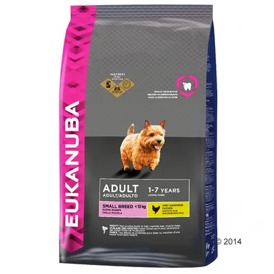 Saco de ração Eukanuba Adult para cães adultos de raça pequena (<10 kg), 1–7 anos. Indicação: primeiro ingrediente frango. Texto visível em inglês, português, alemão e italiano.