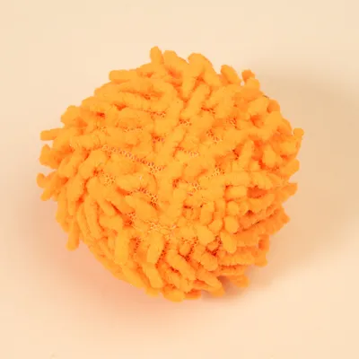 Palla arancione in tessuto morbido con superficie strutturata, adatta per attività di gioco.