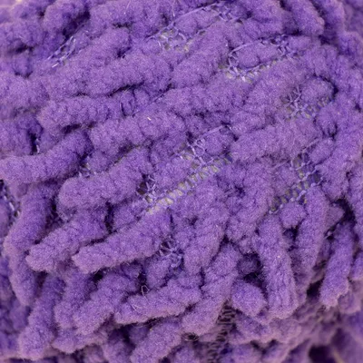 Primo piano di un gioco a rete viola con texture morbida e pelosa e maglie visibili.