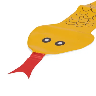 Gult leksak i ormliknande form med röda accenter och svarta ögon, lämplig för interaktiv lek.