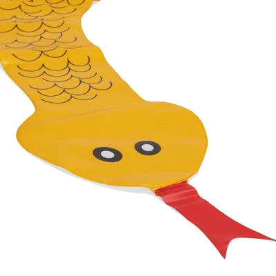 Gult leksak i form av en orm med svarta ögon, fjällmönster och röd svans. Passar för interaktiv lek.