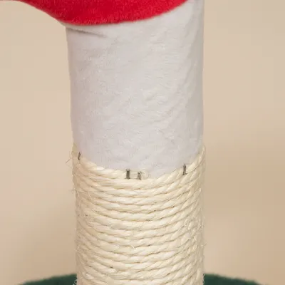Kratzbaum-Säule mit weissem Plüschbezug und unterem Bereich aus hellem Sisalseil, befestigt mit Metallklammern.