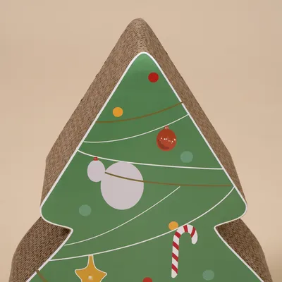 Kratzbaum in Form eines Weihnachtsbaums mit grünem Design, dekoriert mit Kugeln, Zuckerstange und Sternen. Material aus Pappe und Wellpappe.