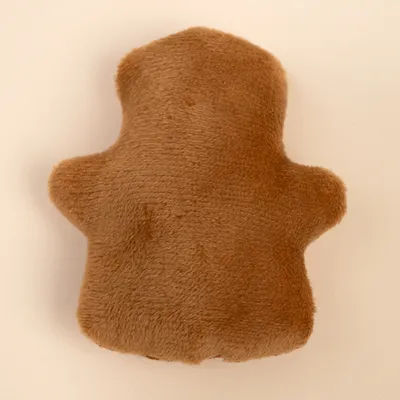 Brunt plyslegetøj formet som en stiliseret teddybjørn, uden synlige mærker eller ekstra detaljer.