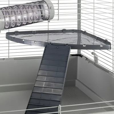 Plateforme d’angle en plastique gris avec rampe et tunnel transparent dans une cage à barreaux métalliques pour petits animaux.