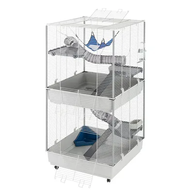 Grande cage à rongeurs en métal avec deux étages, rampes, tubes en tissu gris rayé, hamac bleu et blanc, bac en plastique gris, litière bleue et portes grillagées sur roulettes.