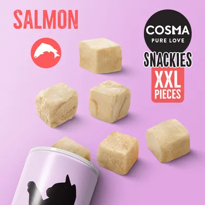 Cosma Pure Love Snackies XXL Pieces, cubes de saumon visibles, texte en anglais : SALMON. Boîte rose avec silhouette de chat. Friandises pour chats en gros morceaux.