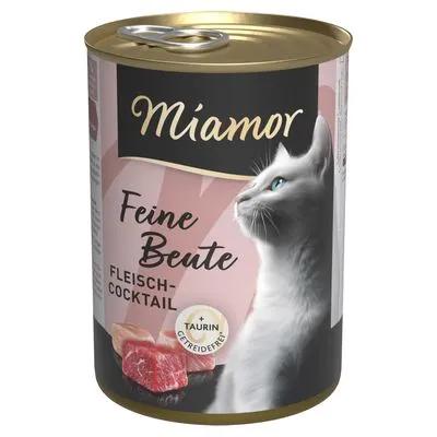 Miamor Feine Beute Fleisch-Cocktail kattenvoer, tekst: + Taurin, graanvrij. Afbeelding van een witte kat en stukjes vlees op het blik.