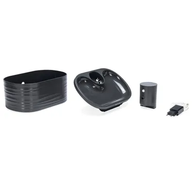 Fontaine à eau démontée en plastique noir, composée d’un réservoir, d’un couvercle avec bec verseur, d’une pompe cylindrique et d’un câble d’alimentation avec prise secteur.