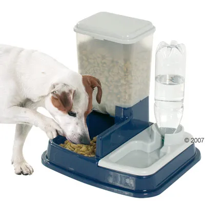 Distributeur automatique bleu pour croquettes et eau, avec un chien mangeant des croquettes. Réservoir à croquettes transparent et bouteille d’eau en plastique visible.