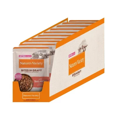 Boîte de sachets Nature’s Variety Bites in Gravy pour chaton, avec saumon. Texte visible : KITTEN, Bites in Gravy, with Salmon, supports healthy growth.